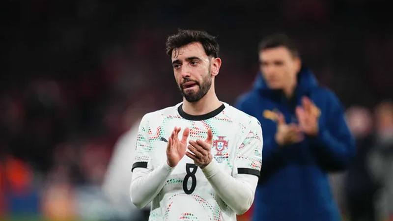Bruno Fernandes đã mất liên lạc với các đồng đội Bruno Fernandes đã mất liên lạc trong trận Đan Mạch vs Bồ Đào Nha